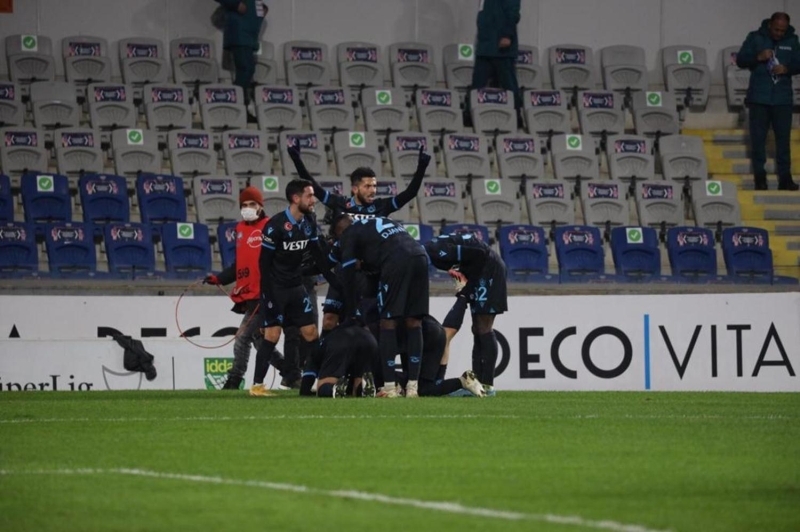 <p>Süper Lig'in 26'ncı haftasında Trabzonspor 11 eksikle çıktığı deplasmanda Medipol Başakşehir'i 1-0 mağlup etti.</p>