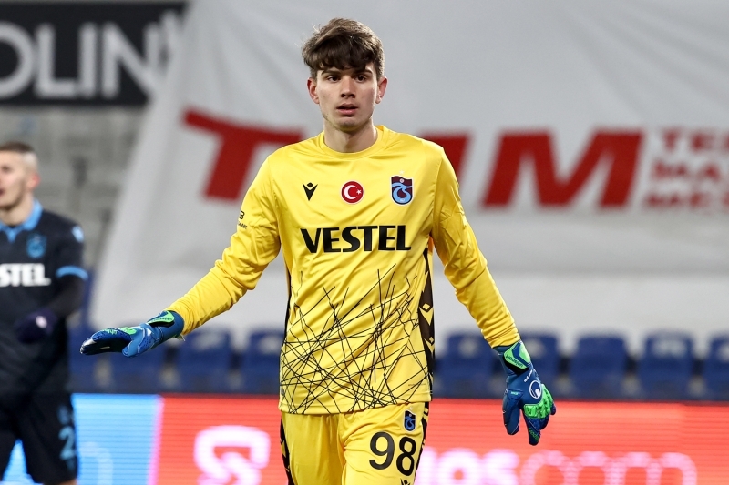 <p>Kentte yayımlanan gazeteler de karşılaşmada bordo-mavili takımın kalesini koruyup, gole geçit vermeyen 18 yaşındaki Kağan Moradoğlu'na sayfalarında geniş yer verdi, tek gole imza atan Yusuf Sarı ile diğer oyunculara da övgüler yağdırdı.</p>