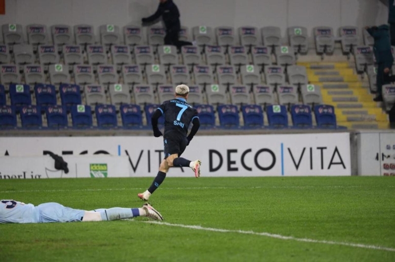 <p>İkinci yarıda oyuna giren Yusuf Sarı'nın orta sahadan sürdüğü topu golle sonuçlandırmasıyla, rakibini tek golle geçen bordo mavili camiada, hem 3 puan hem de 7 maça çıkan galibiyet serisinin sevinci yaşanıyor. </p>