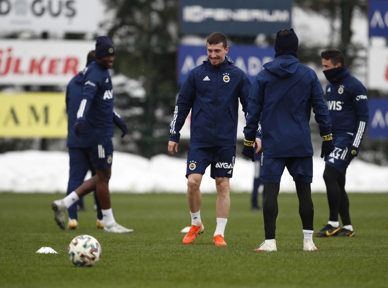 <p><b>TRABZONSPOR MAI NCESNDE 5 OYUNCU KART SINIRINDA</b></p><p><br></p><p>Fenerbahe'de 5 futbolcu sar kart ceza snrnda bulunuyor. </p>