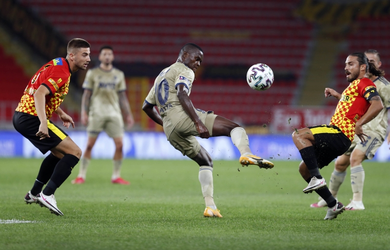 <p>Sezonun ilk yarsnda zmir'de yaplan msabakay sar-lacivertliler 3-2 kazanmt.</p>