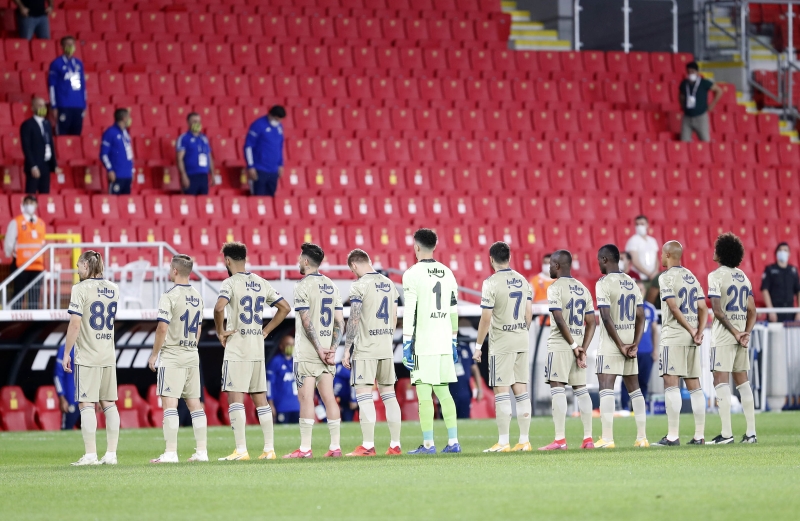 <p><b>MUHTEMEL 11</b></p><p><br></p><p>lker Stad'nda saat 19.00'da balayacak olan ve Hseyin Gek'in ynetecei mcadeleye sar-lacivertli takmn u 11 ile kmas bekleniyor:</p>