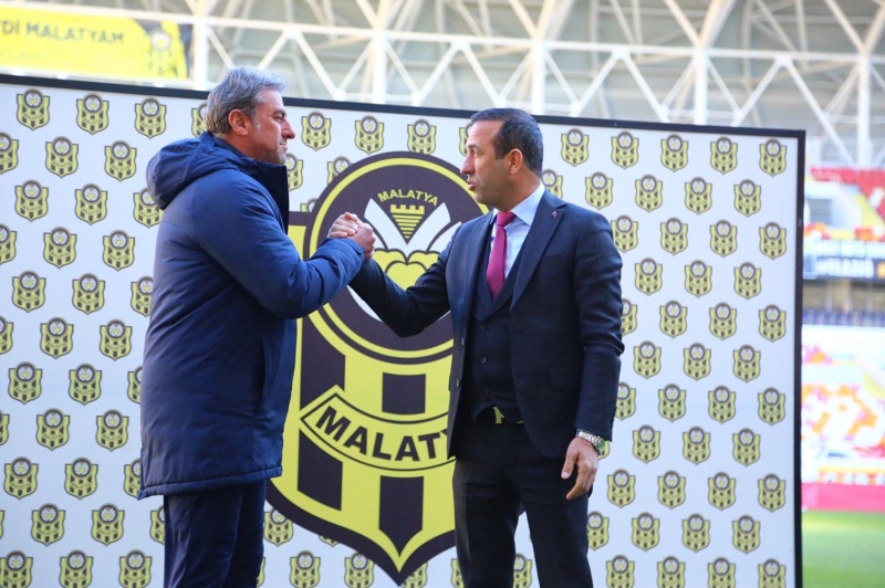 <p>Yeni Malatyasporlu futbolcular da Umut Bulut'u alkışlayarak başarısından dolayı kutladı.</p>