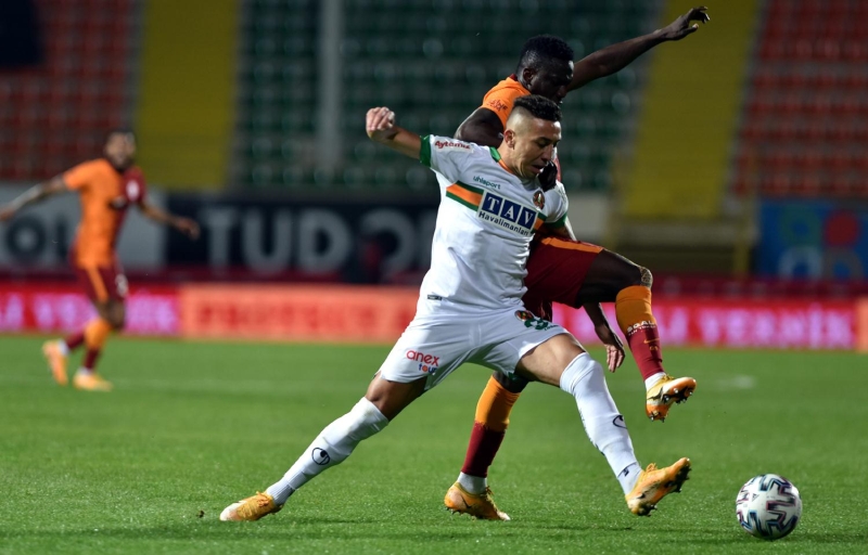 <p>Daha önce pek Süper Lig'de görmeye alışık olmadığım bir hakem. VAR'a da Süper Lig tecrübesi olmayan bir hakem veriyorsunuz. Bu nasıl bir anlayıştır. Haftanın en kritik maçı bu. Ben hayretler içerisindeyim. Genç hakemler olmalı, hiç itirazımız yok.</p>