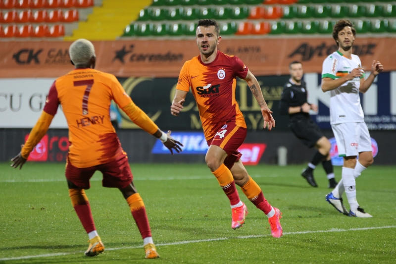 <p>Galatasaray'a galibiyeti getiren gol 14. dakikada Emre K�l�n�'tan geldi.</p>