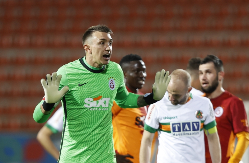 <p><b>KALES�N� GOLE KAPATIYOR</b></p><p><br></p><p>90 dakika boyunca motivasyonu kaybolmayan ve rakibin 6 kritik �utunu saf d��� b�rakan Muslera, bu sezon oynad��� 7 ma��n d�rd�nden gol yemeden ayr�ld�.</p>