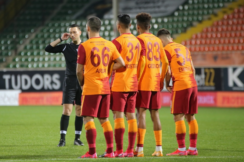 <p><b>GALATASARAY SER�YE BA�LADI</b></p><p><br></p><p>Cim-Bom, S�per Lig'de ��kt��� son 7 kar��la�madan galibiyetle ayr�ld�. Ligdeki son yenilgisini 19. haftadaki Be�ikta� derbisinde ya�ayan sar�-k�rm�z�l�lar, sonras�ndaki 7 kar��la�madan da 3 puan ��kard�.</p>