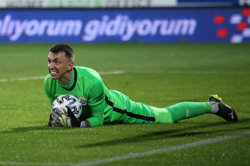 <p><b>G�R��MELER BA�LADI</b></p><p><br></p><p>�talyan bas�n�n�n haberine g�re; sar�-k�rm�z�l� y�netim Muslera i�in harekete ge�ti. Uruguayl� y�ld�z�n menajeri Daniel Fonseca ile Galatasaray y�netimi g�r��melere ba�lad�.</p>