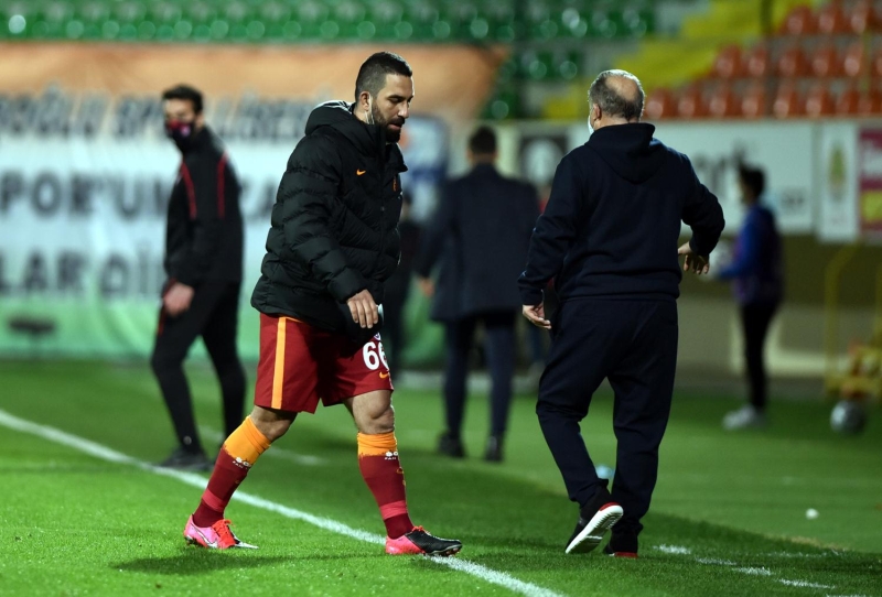 <p><b>KAPTAN ARDA, BAŞARININ İKSİRİNİ AŞILADI</b></p><p><br></p><p>Galatasaray'da sezon başı Fatih Terim'in büyük isteğiyle kadroya katılan Arda Turan, aile ortamının kurulmasında çok önemli bir rol oynadı.</p>
