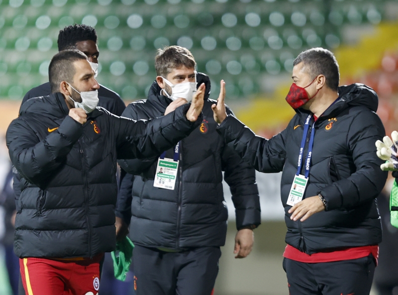 <p>Vaktinin büyük bölümünü Florya'da geçiren futbolcu, yeni transferlerin adaptasyon sürecinin tamamlanmasında da büyük pay sahibi.</p>