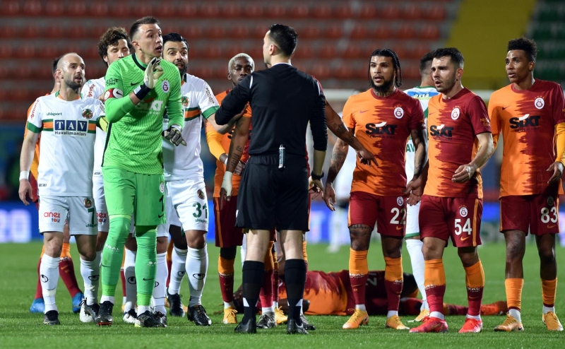 <p>Kasımpaşa ve Alanyaspor maçlarında Taylan'ın yerine formda olan Etebo görev yaparken, Nijeryalı futbolcu iki maçta da önemli rol oynadı.</p>