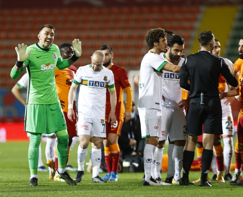 <p>Bir görüşmemiz orada oldu, ondan sonra olmadı. Biz küs değiliz. Görüşmeme imkanı var, ailesel bir durum bu.</p>