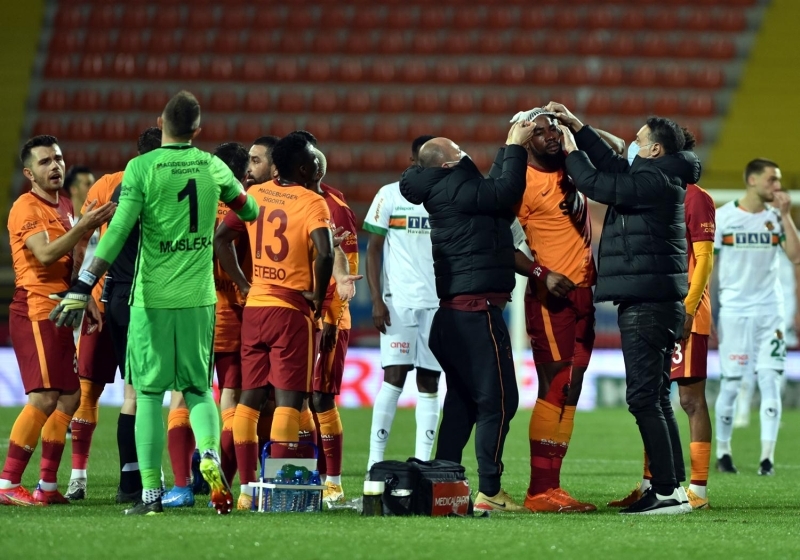 <p>Ağabeyinin teşvikleriyle hakem oldu. Şu anda da herhangi bir takımı tuttuğunu bilmiyorum.</p>