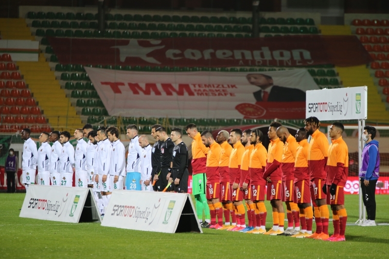 <p><b>TAKIM TUTTUĞUNU BİLMİYORUM</b></p><p><br></p><p>Oğlum çok yetenekli, onun dışında çok yetenekli hakemlerimiz de var. Bunları da Türk futboluna kazandırmak gerekiyor.</p>