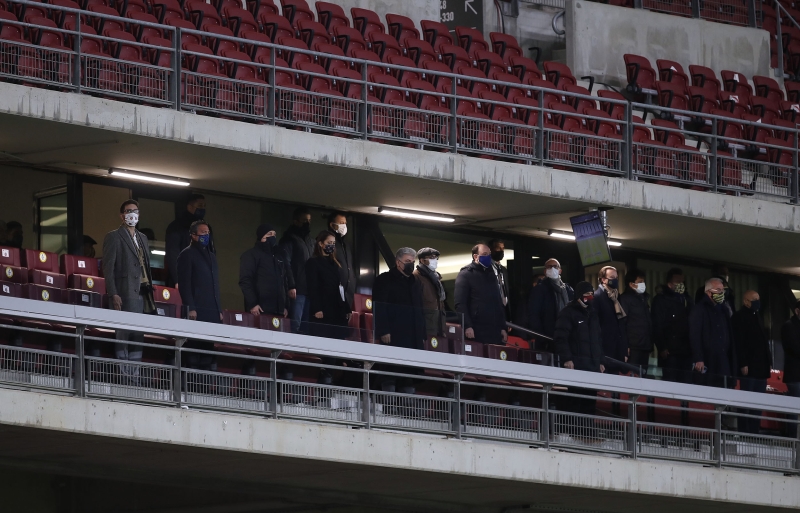 <p>Ba�kan Ali Ko� ile futboldan sorumlu y�netici Selahattin Baki ve sportif direkt�r Emre Bel�zo�lu'nun kat�ld��� toplant�da teknik direkt�r Erol Bulut ve tak�m�n durumu masaya yat�r�ld�.</p>