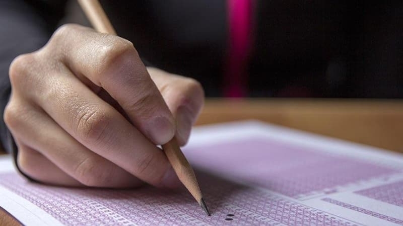 <p>a) İlköğretim Okulu/Ortaokul mezunu olanlar,</p><p><br></p>