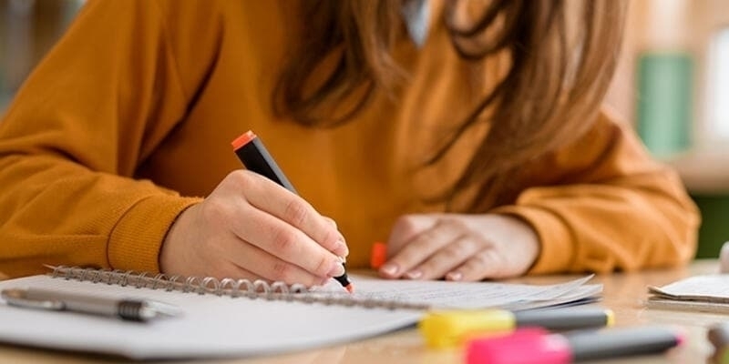 <p>c) Ortaöğretim kurumlarından mezun olanlar,</p>