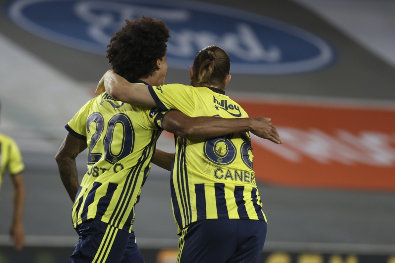 <p>Kritik Trabzonspor deplasmanı öncesi Fenerbahçe'de flaş bir gelişme yaşandı. Bu sezon sakat veya cezalı olmadığı tüm maçlarda forma giyen tecrübeli sol bek Caner Erkin, kadro dışı bırakılarak Trabzonspor deplasmanına götürülmedi.<br></p>