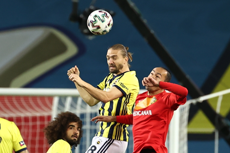 <p>Caner Erkin, sosyal medya hesabından yaptığı paylaşımda, Sarı-Lacivertli formanın armasını öptüğü fotoğrafı paylaştı.<br></p>