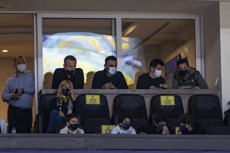 <p>Caner Erkin'in yokluğunda sol bekte Bordo-Mavili ekibin eski oyuncusu Novak'ın oynaması bekleniyor. </p>