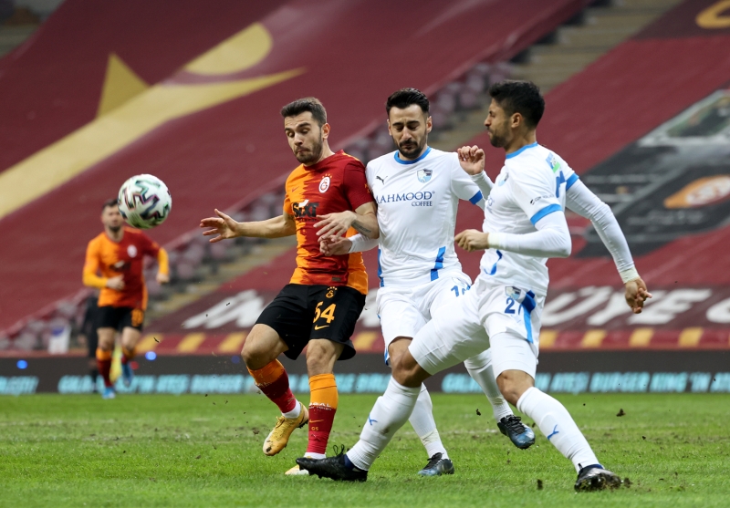 <p>Mustafa Muhammed, 45. dakikada ise savunma arkasına gönderilen topta Arda ofsayt olduğu için hareketlenmedi, pozisyonu devam ettiren Muhammed sağ çaprazdan vurdu ve topu ağlara gönderdi.</p>