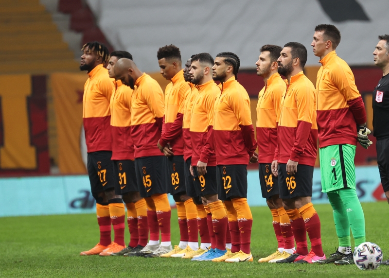 <p>Sarı-kırmızılıların geliştirdiği atakta ofsayt konumunda bulunan Arda Turan, topa hareketini bir süre sonra durdurdu ve topla buluşan Mustafa Muhammed, ağları havalandırdı.</p>