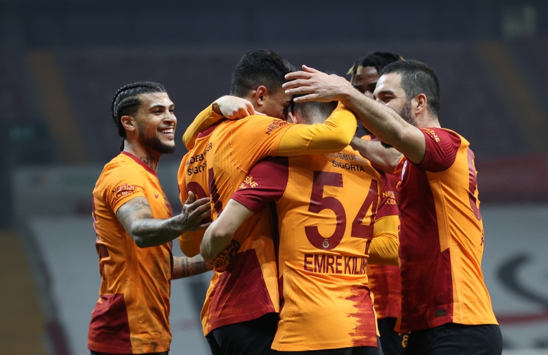 <p>VAR hakemi Halis Özkahya'nın bu pozisyonda Arda Turan'ın rakibinin görüş açısını kapatarak topla oynamasını veya oynayabilme şansını engellemediğini ve oyuncunun topla oynamaya açıkça teşebbüs etmediğine kanaat getirerek golü onayladığı görülüyor.</p>