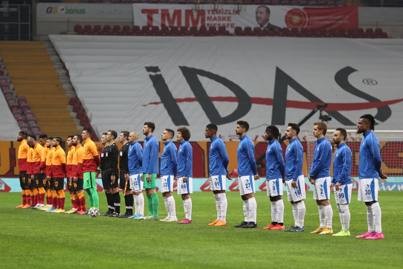 <p>Muhammed'in ikinci attığı golle Erzurumsporlu oyuncular, uzun süre Arda Turan'ın ofsaytta olduğunu gerekçesiyle maçın hakemi Mete Kalkavan'a tepki gösterdi.</p>