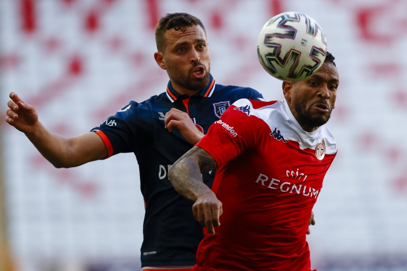 <p><b>'İZLEDİĞİM EN KÖTÜ MAÇ' </b></p><p>Twitter'da da maçla ilgili birçok yorum yapılırken 'Süper Lig'de izlediğim en kötü maç', 'Bu maçın özeti bile verilmez' sözleri kullanıldı.</p>