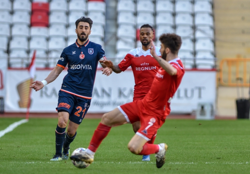 <p>0-0 biten ve olumsuz hücum istatistikleri ile tarihe geçen maç sosyal medyada da oldukça konuşuldu. Antalyaspor - Başakşehir maçı son yılların en zevksiz maçlarından birisi olarak yorumlanırken bu karşılaşma dünya basınının da dikkatini çekti.</p>