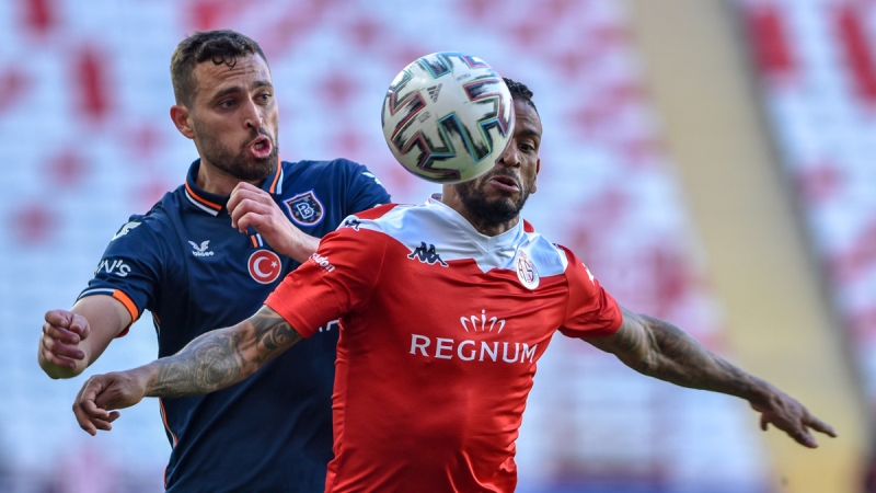 <p><b>İSABETLİ ORTA YOK </b></p><p>Antalyaspor 10, Başakşehir ise 8 orta denemesi yaparken iki takım, 90 dakika boyunca isabetli bir orta bulamadı.</p>