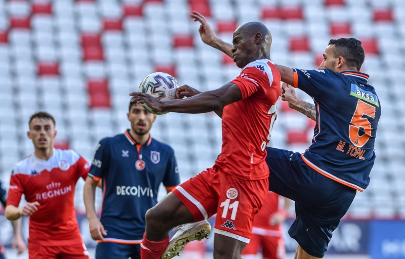 <p>The xG Philosophy isimli hesabın Antalyaspor - Başakşehir maçının istatistiklerini verdiği paylaşıma İngiliz taraftarlar yüzlerce yorumda bulunurken 'Tüm zamanların en kötü futbol maçı!', 'Korkunç, bu maçı gerçekten izleyebilen var mı?' şeklinde yorumlar konuşuldu.</p>
