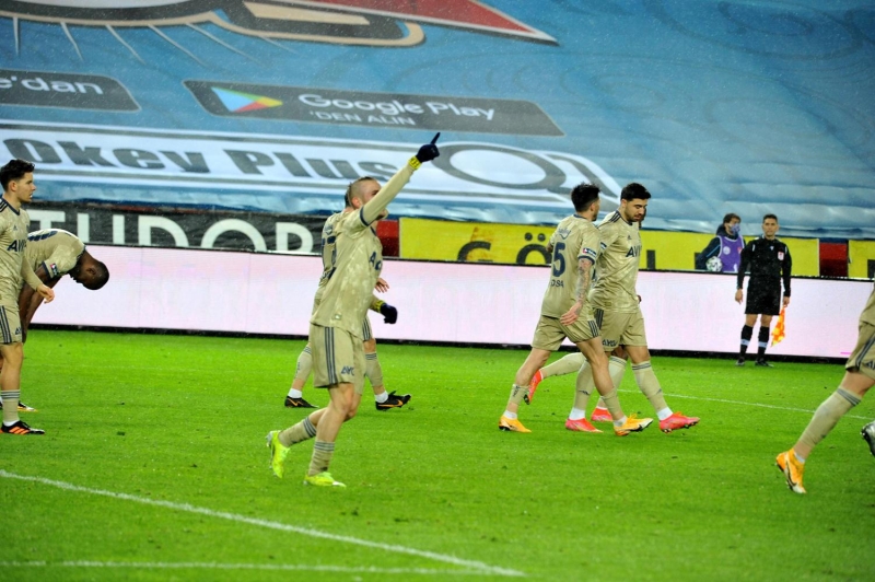 <p><b>METROSPORT</b></p><p><br></p><p>'Dimitris Pelkas çoktan Fenerbahçe taraftarının dudağında bir şarkıya dönüştü. Sakatlıktan daha güçlü bir şekilde döndü. PAOK'taki baskıyı üzerinden atan oyuncu Fenerbahçe'yi şampiyonluk yarışında sürükleyebileceğini gösteriyor.'</p>