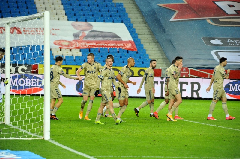 <p>Her iki takımdaki Yunan futbolcuların birbirleriyle karşı karşıya geldikleri hatırlatılarak, sarı-lacivertlilerdeki oyuncunun, bordo-mavili ekipteki vatandaşı Bakasetas'a üstün geldiği ve maçın sonucunu tayin eden isim olduğu belirtildi.</p>