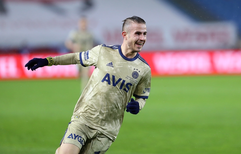 <p><b>SPORTIME</b></p><p><br></p><p>'Dimitris Pelkas müthiş bir golle Fenerbahçe'ye zaferi getirdi. Uzaktan attığı gol gerçekten inanılmazdı. Sakatlığı nedeniyle uzak kaldığı aranın ardından sahalara iyi bir dönüş gerçekleştirdi.'</p>