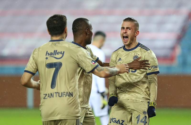 <p><b>SPORTDOG:</b></p><p><br></p><p>'Bakasetas'ın Trabzonspor'una karşı deplasmanda şık bir gol atan Pelkas takımına galibiyeti getirdi, Bulut'u kurtardı! Fenerbahçe'nin bu galibiyeti, zor durumdaki teknik direktörü Erol Bulut'a nefes aldırdı.'</p>