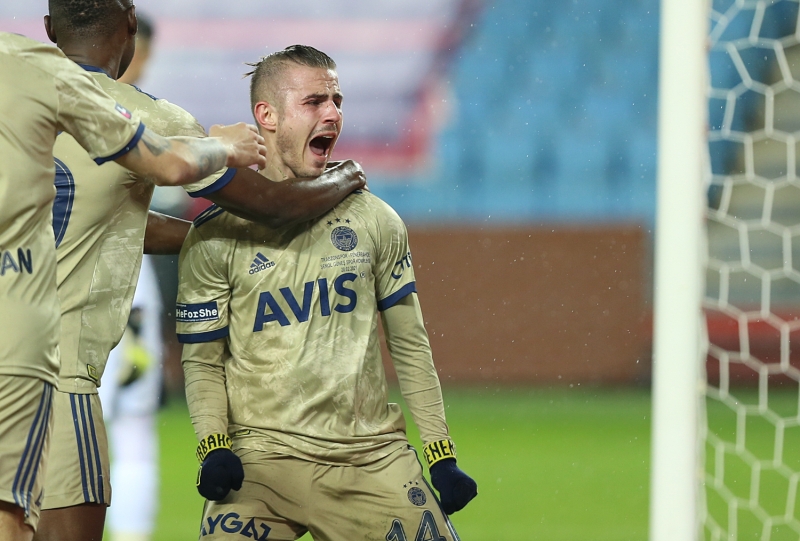<p><b>RUBIN KAZAN'IN 15 MİLYON EUROLUK TEKLİFİ GERİ ÇEVRİLDİ İDDİASI</b></p><p><br></p><p>Öte yandan Yunan basını, geride kalan ara transfer döneminde Rubin Kazan'ın Dimitris Pelkas için Fenerbahçe'nin kapısını 15 milyon euro teklifle çaldığını ancak tekliflerinin geri çevrildiğini yazdı. Rusların oyuncuya olan ilgisinin sürdüğü belirtildi.</p><p><br></p><p>Fanatik</p>