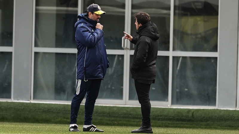 <p><b>İDMANDA DİKKAT ÇEKEN BİR DETAY İSE GÖZLERDEN KAÇMADI</b><br></p><p>Önce Erol Bulut, Emre Belözoğlu ve Gökhan Gönül 3'lüsü bir araya geldi ve kısa bir toplantı yaptılar.<b><br></b></p>