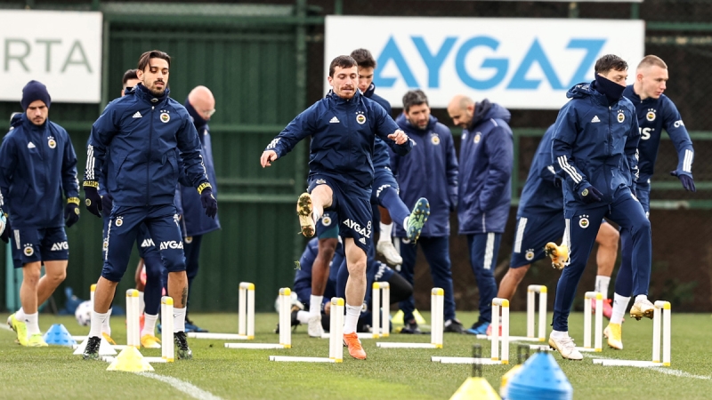 <p><b>GÖZTEPE MAÇINDA BARDAK TAŞTI</b></p><p>Kaybedilen Göztepe maçında da Caner başroldeydi. 87. dakikada oyundan çıkarken gene el kol hareketleri yaptı ve yerdeki su şişesine tekme attı. Artık Erol Bulut'un sabrı taşmış tavrı netleşmişti. Caner yine de kadro dışı kalmayacak antrenmana çıkacak ama formaya artık uzak kalacaktı.</p>