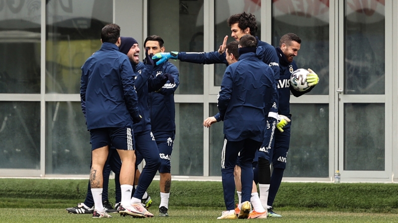 <p><b>İLK SERT HAREKET BEŞİKTAŞ MAÇINDA</b></p><p>Beşiktaş maçında yedek kulübesine çekilen Caner Erkin, 37. dakikada Diego Perotti'nin sakatlanmasıyla apar topar oyuna alınmıştı. Ama Fenerbahçe mağlup, Caner sinirliydi.</p>