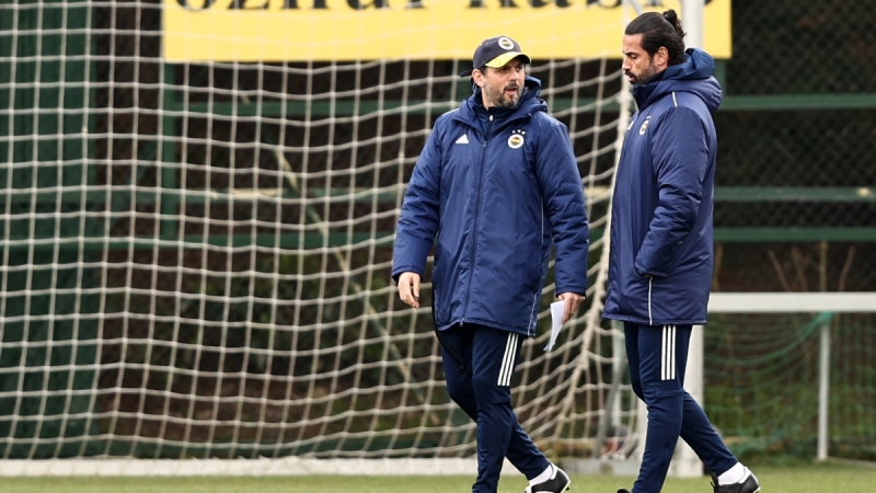 <p><b>İKİNCİ TAVIR BAŞAKŞEHİR MAÇINDA</b></p><p>Beşiktaş maçında net olmayan sadece sahada olan bizlerin duyabildiği hatta Erol Bulut'un bile eminim 'Acaba bana mı dedi' biçiminde yorumladığı tavır Başakşehir maçında netleşti.</p>