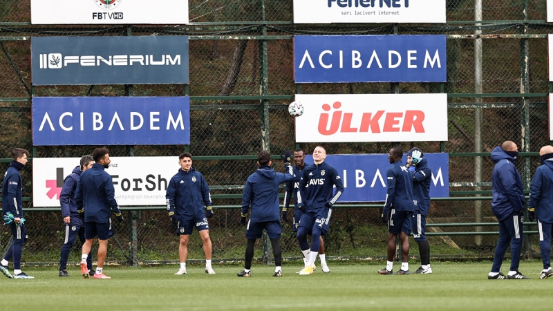 <p>Gazetecilerin Caner Erkin için Belözoğlu'ya milli arada takımdaki tavırlarıyla ilgili sorulan soruya, 'Caner bu camiayı çok seviyor ve bu renklere sevdalı. Biz de onu hem seviyoruz hem de ondan takımı ağabey olacak verim almak istiyoruz. Ama sorduğunuz sorudaki gibi sorunlar yaşamaz, yaşanırsa düzeltiriz, ama olmuyorsa Fenerbahçe her şeyin önünde gelir, gereği yapılır' demişti.</p>