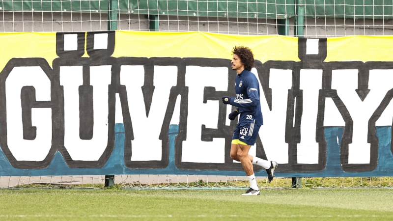 <p>Bu hafta takımdan ayrı çalışacak olan Caner Erkin, Antalyaspor ve Konyaspor maçlarında da forma giymeyecek.</p>