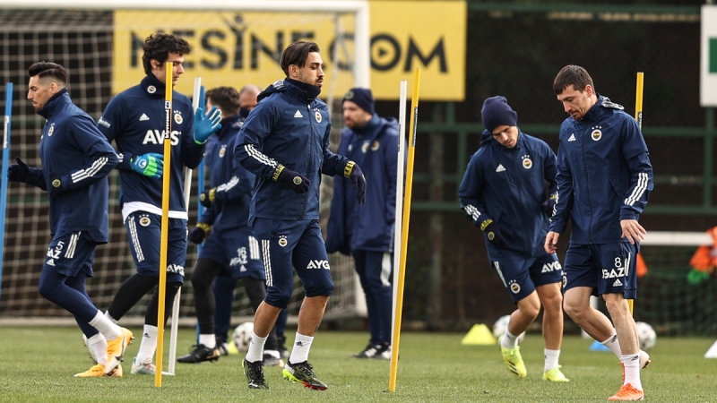 <p><b>TRABZON MAÇI ÖNCESİ YEDEK TAKIMDA OLUNCA ANLADI</b></p><p>Samandıra'da hafta boyunca yapılan antrenmanlarda yedek soyundurulacağını anlayan Caner çok mutsuzdu. Cumartesi antrenmanında da banko ilk 11 oynayacağını belli eden yelek verilmeyince işin rengini anlamıştı. Antrenman sonrası teknik heyetle sözlü küçük bir tartışma daha yaşayınca tesisin ön parkındaki otomobiline bindi ve evine gitti. Tam o sıralarda da Erol Bulut, Trabzon maçının kamp kadrosunu açıklanması için yetkililere iletti. Caner kafilede yoktu.</p>