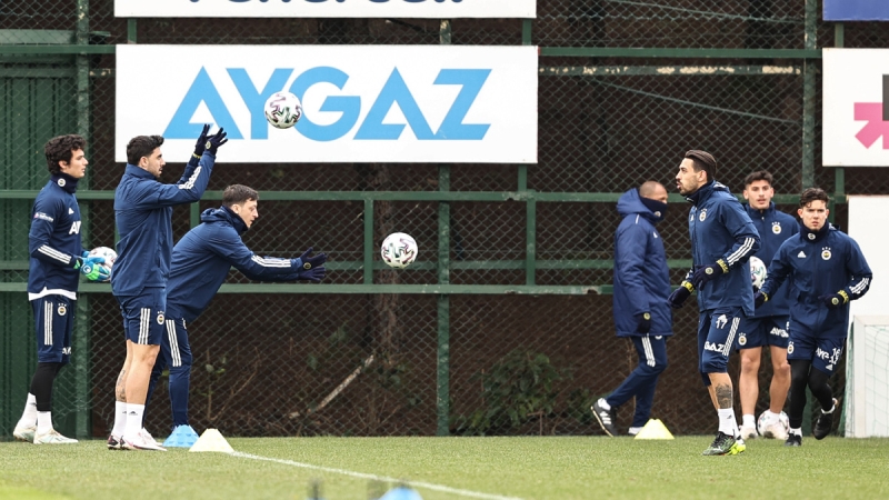 <p>Caner Erkin, teknik heyetin yeni kararı kapsamında hafta sonuna kadar takımdan ayrı özel program dahilinde çalışacak. </p>