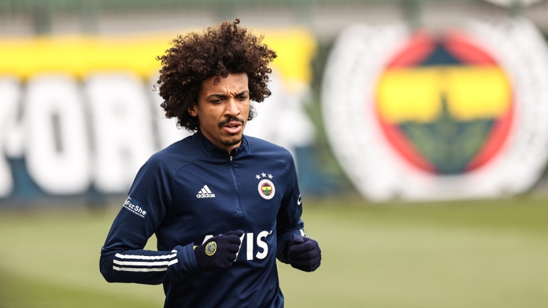 <p><b>EMRE BELÖZOĞLU UYARDI</b></p><p>Oysa Fenerbahçe öndeydi ve 3 puan gelmek üzereydi. Erol Bulut durumu toparlamak için oyuncusuna 'Bravo Caner' dedi ve elini oyuncunun beline dostça uzattı. Ancak Caner ellerini kollarını açarak gazetecilerin, yayıncı kuruluş kameralarının önünde söylenerek hocasının bu sıcak hamlesine sert tepki verdi ve tünele girdi. Ama oraya yakın yerde oturan Emre Belözoğlu koşup kendisini uyardı ve kulübeye dönmesini istedi. Caner de asık bir suratla gelip yedek oyuncuların arasına oturdu.</p>