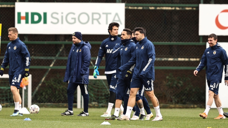 <p><b>KARAGÜMRÜK DEPLASMANINDA DA CANER'DEN SERT TAVIRLAR</b></p><p>Kritik bir viraj olan F.Karagümrük maçında da Erol Bulut Caner'i 82'nci dakikada oyundan alınca olan oldu. Uzak taç çizgisinden dışarı çıkan Caner kulübeye gelene kadar yani 60-70 metre sürekli söylendi ve el kol hareketleri yaptı. Tribüne çıkınca da -2 derece soğuğa rağmen eşofmanlarını giymedi ve terli terli tribünde oturdu. Hasta olmaması için malzemeci Cemil'in getirdiği battaniyeye teşekkür bile etmedi. Öylece hareketsiz duruyordu.</p>