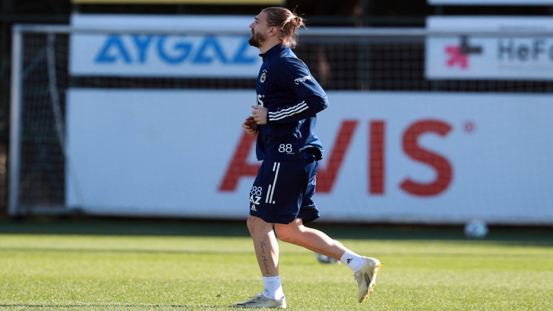 <p>Ardından Gökhan çalışmalara dönerken Erol Bulut ile Emre Belözoğlu toplantıya devam ettiler.<br></p>