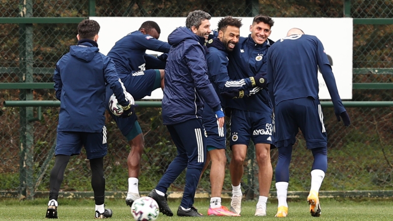 <p>Deplasmanda 1-0 kazanılan kritik Trabzonspor mücadelesinde teknik direktör Erol Bulut'un kararı doğrultusunda kadroya alınmayan deneyimli sol bek hakkında yeni karar verildi.</p>