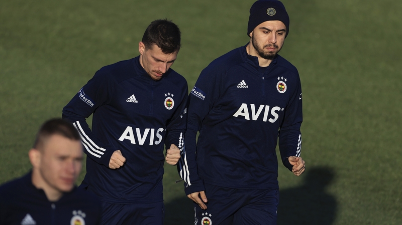 <p><b>Ozan Tufan</b> topun ağzındaki diğer isimdi, ancak bu yaz Avrupa'ya satılması planlandığı için, değer kaybetmemesi amacıyla sadece kulübeye çekildi. </p>